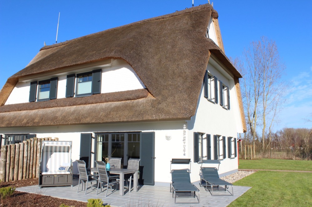 Reetdach-Ferienhaus Huus Zander in Boltenhagen mit Terrasse, Strandkorb und Sonnenliegen