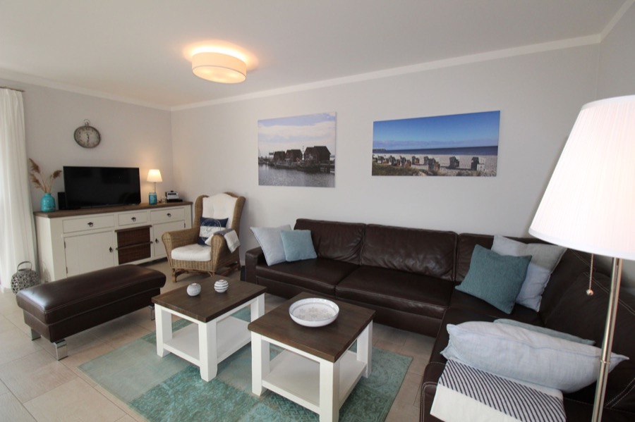 Gemütlicher Wohnbereich mit Ledersofa, Couchtisch und Fernseher