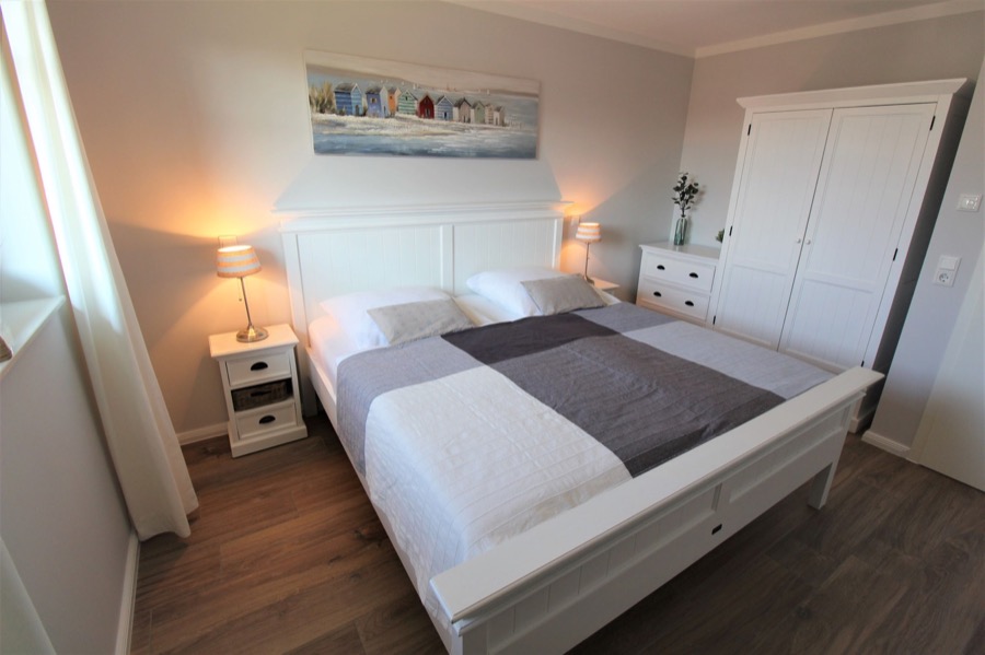 Schlafzimmer mit Doppelbett 180 x 200 cm im Obergeschoss
