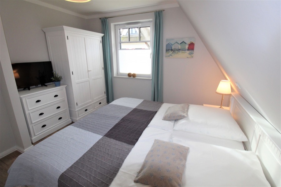 Zweites Schlafzimmer mit Doppelbett und TV