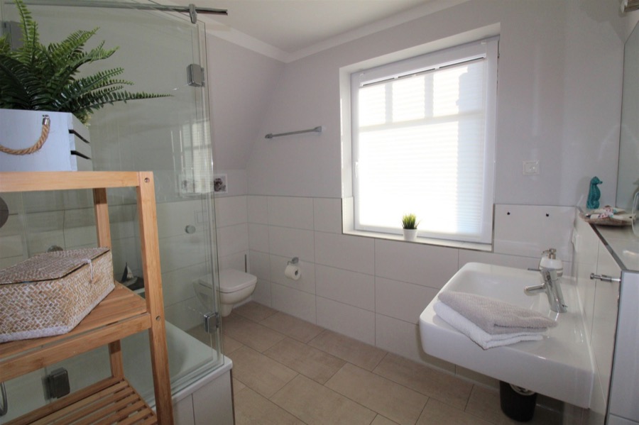 Badezimmer mit Waschbecken und Regal
