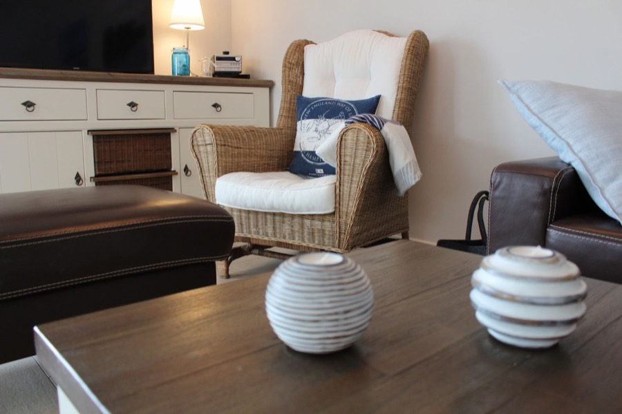 Leseecke mit Korbsessel im Wohnzimmer