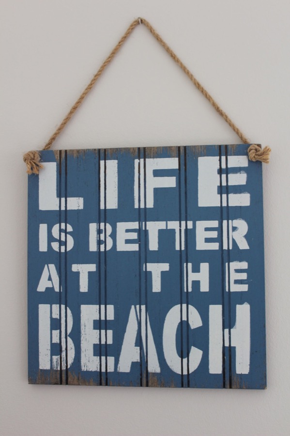 Holzschild mit der Aufschrift „Life is better at the beach“