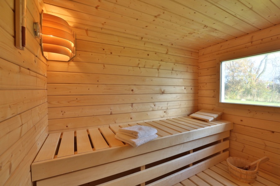 Eigene Sauna aus hellem Holz im Saunahaus