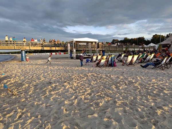 Strand mit Strandkörben am Abend